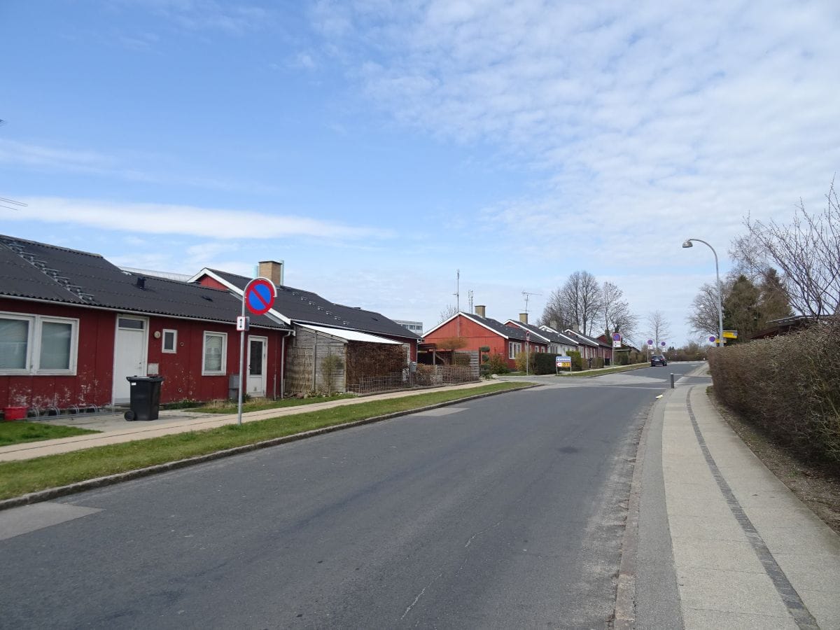 Boligvej i Herlev – røde enfamiliehuse på Runddyssen