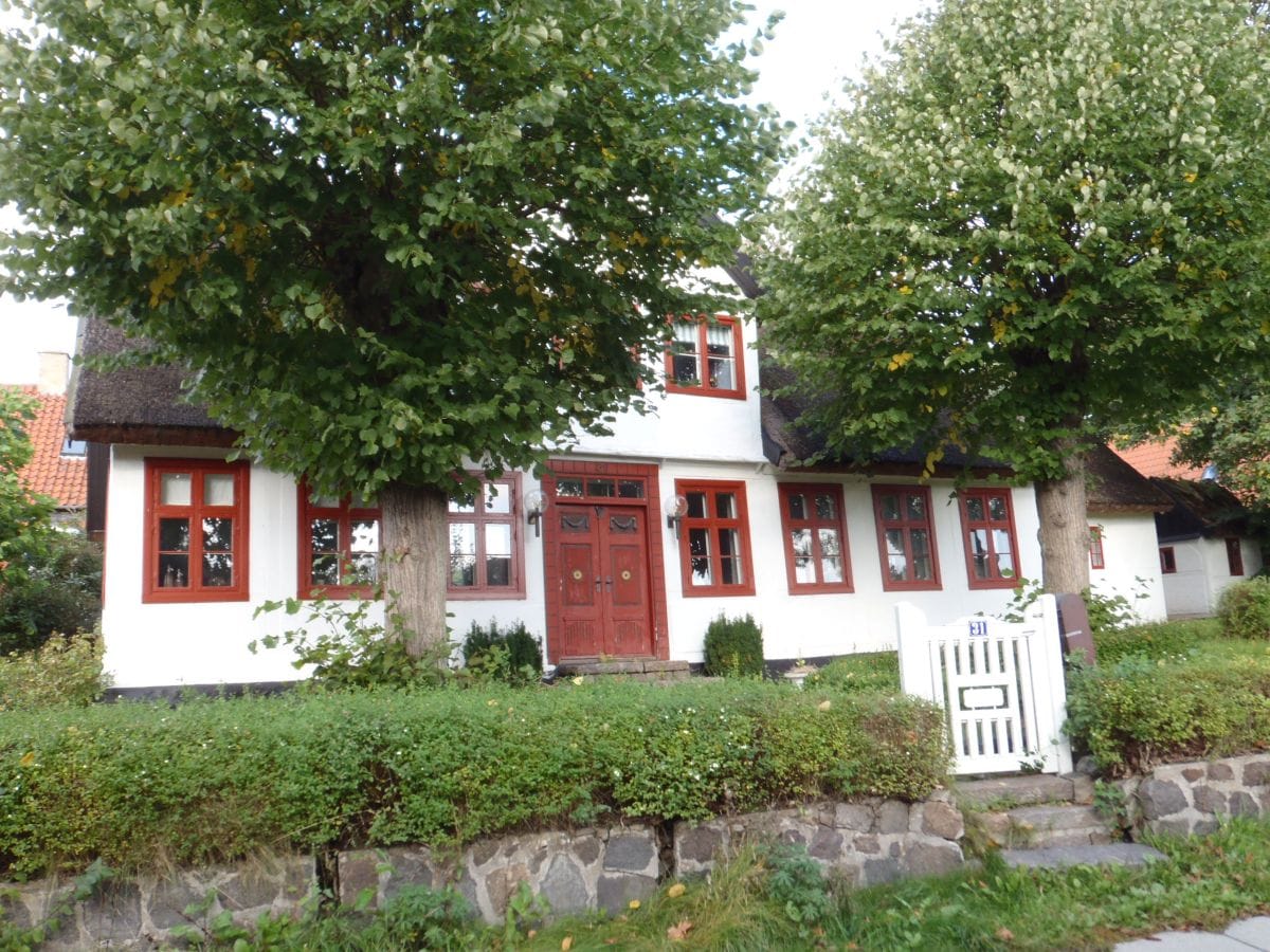 Villavej i Kongens Lyngby – hvidt hus med røde skodder på Gammel Lundtoftevej